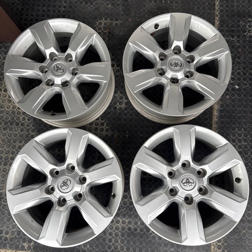 ハイエース　ホイール　プラド