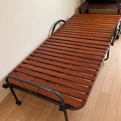 折りたたみ式ベッドの画像