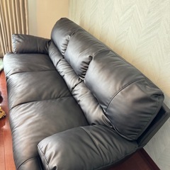 ニトリの黒い合皮ソファの画像