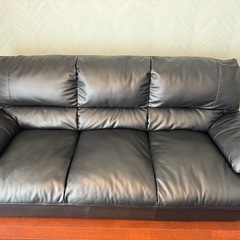 ニトリの黒い合皮ソファの画像