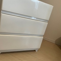 プラスチック製の衣装棚
