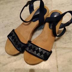 美品！フラットヒールサンダル