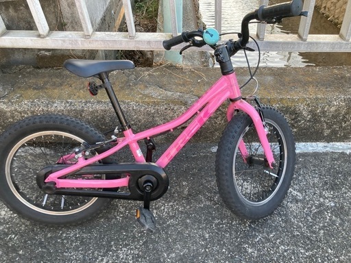 TREK16インチ　子供用自転車　補助輪、ベル付き