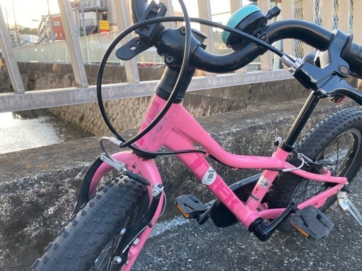 TREK16インチ 子供用自転車 補助輪、ベル付き