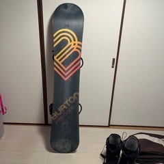 スノーボードとブーツの画像