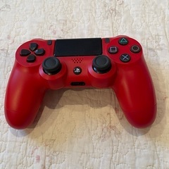 PlayStation 4本体、赤色コントローラー、スタンド の画像