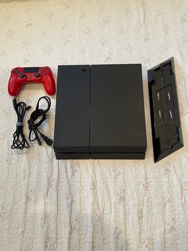 PlayStation 4本体と赤色コントローラー、付属品付きのセット\n