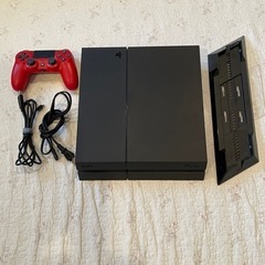 PlayStation 4本体と赤色コントローラー、付属品付きの...