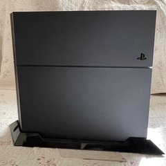 PlayStation 4本体、赤色コントローラー、スタンド の画像