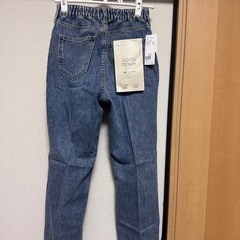 センターライン、足首スリット入りジーンズの画像