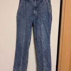 センターライン、足首スリット入りジーンズ