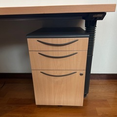 L字型木製デスク製左右2つキャスタ付引出2つ収納キャビネット付きの画像