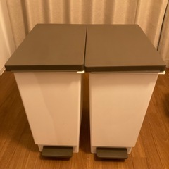 ごみ箱×2つの画像