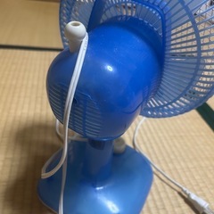 古くて汚いボロボロの小さい扇風機の画像