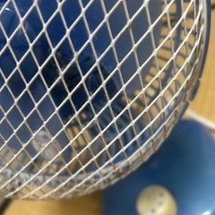 古くて汚いボロボロの小さい扇風機の画像