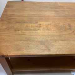 お話し中　木製テーブルの画像