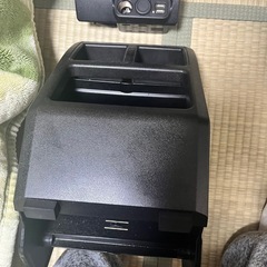 ハイエース200系ダストボックスと灰皿交換式usbの画像