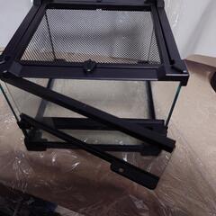 ガラス製飼育ケージの画像