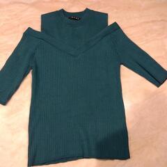 色違いトップスの画像