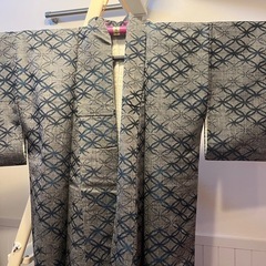 ブルーグレーの光沢ある着物お買い得品の画像