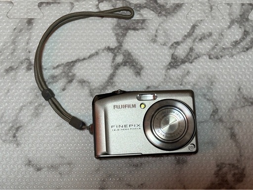 デジタルカメラ FinePix F50fd シルバー 1200万画素 光学3倍ズーム