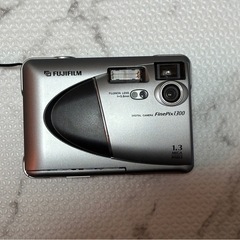 E1FHERIA FUJIFILM FINEPIX 1300 デジカメラの画像