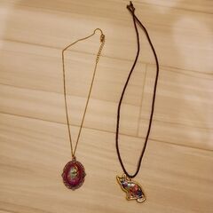 ⚠️左側丸完売🤗💕残りは右側猫のみ🙇‍♀️未使用❣️ホンモノ霊能者1点ものお守り🌅おばあちゃんで、当時も口コミや紹介のみ可能で、今は活動されていませんので、お名前などは個人情報のため教えられません。ご了承ください。ほとんどお金を頂かずに、活動されている方です🙇‍♀️丸い方、長さ26cm✨猫の方、長さ31cm🎉の画像