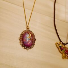 ⚠️左側丸完売🤗💕残りは右側猫のみ🙇‍♀️未使用❣️ホンモノ霊能者1点ものお守り🌅おばあちゃんで、当時も口コミや紹介のみ可能で、今は活動されていませんので、お名前などは個人情報のため教えられません。ご了承ください。ほとんどお金を頂かずに、活動されている方です🙇‍♀️丸い方、長さ26cm✨猫の方、長さ31cm🎉の画像