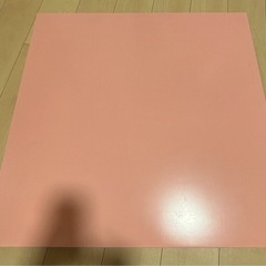 ピンクのテーブル