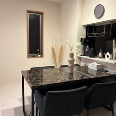 大理石調テーブルと椅子の画像