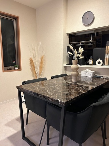 大理石調テーブルと椅子