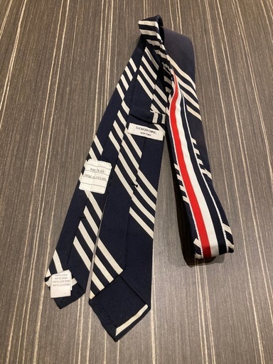 トムブラウンのネクタイ THOM BROWNEのネクタイピンを使った人気