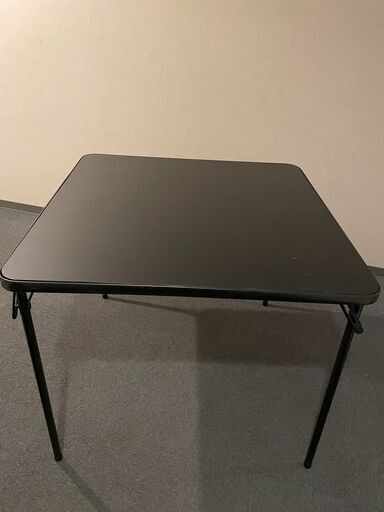 テーブル＋パイプ椅子４つ