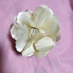 アイボリーイエローの花モチーフコサージュ　未使用品の画像
