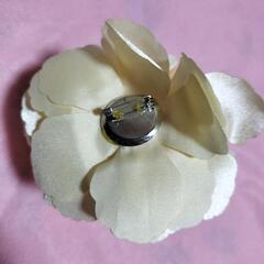 アイボリーイエローの花モチーフコサージュ　未使用品の画像