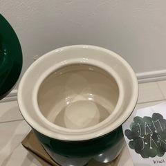 緑色 陶器 茶筒 蓋付きの画像