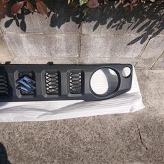 スズキ ジムニーシエラ フロントグリルの画像