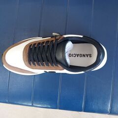 にゅ　スニーカーの画像