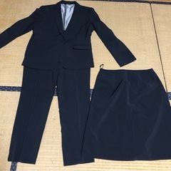レディーススーツ　紺