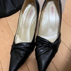 ブラック　パンプス　ヒール