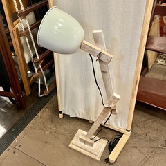 【武蔵小山店】 TODAYFUL トゥデイフル デスクランプ 卓上 照明 ウッドアーム シャビー ホワイト 白 木製 ナチュラル おしゃれの画像
