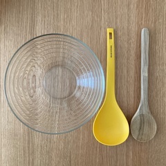 【無料】中古品 ガラス製サラダボウル・オリーブの調理用かき混ぜスプーン他　３点セットの画像