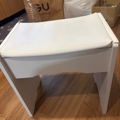 白い椅子