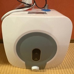 インスタント温水器 壁掛け 電気温水器 電気 タンクレス給湯器 小型 電気給湯器 取り付けやすい 10L 電気温水ヒーター 30℃~65℃ 調節可 給湯器 住宅向け キッチン 手洗洗面用 洗面台に適用 (110V)の画像
