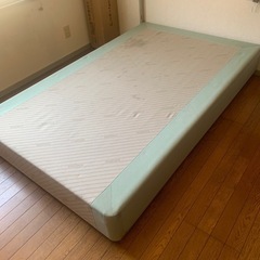 ベッドとマットレスの画像