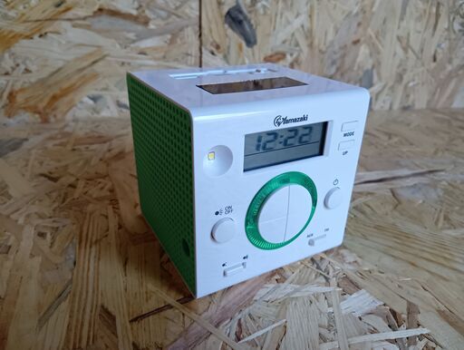 手回し充電ソーラー付きFMラジオ 　エコキューブラジオ４ Basic 　YE-5050 　緊急時に活躍する便利なラジオ（組み立て済み）
