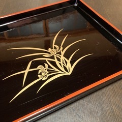 【新品未使用】漆器の角盆　2枚セット　朱塗り&黒塗り　蘭の蒔絵　21×33cm 箱付きの画像