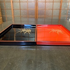 【新品未使用】漆器の角盆　2枚セット　朱塗り&黒塗り　蘭の蒔絵　21×33cm 箱付きの画像