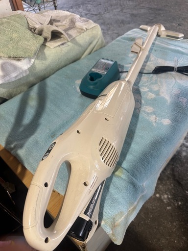 マキタ コードレス掃除機(充電式クリーナー) 10.8V 本体付属バッテリー1個搭載モデル CL102DW充電器付属