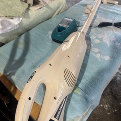 マキタ コードレス掃除機(充電式クリーナー) 10.8V 本体付...